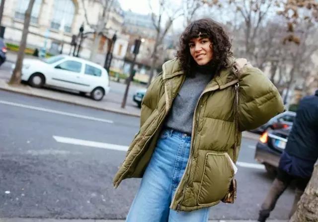 好冷啊！我只想躲进羽绒服里装成一个时髦的瘦子！