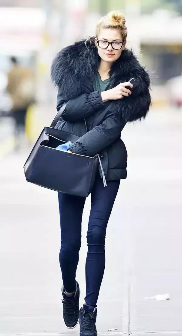 好冷啊！我只想躲进羽绒服里装成一个时髦的瘦子！