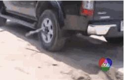 车子陷进泥里出不来,车陷进泥里怎么解决