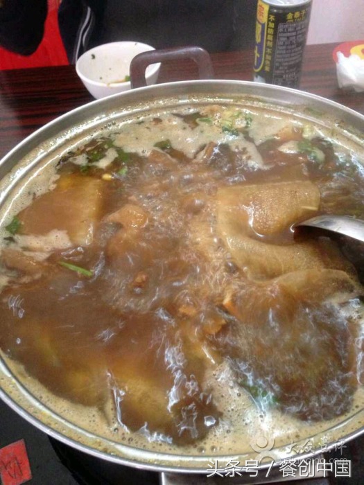 夫妻下岗开家餐馆,夫妻俩摆摊卖牛杂