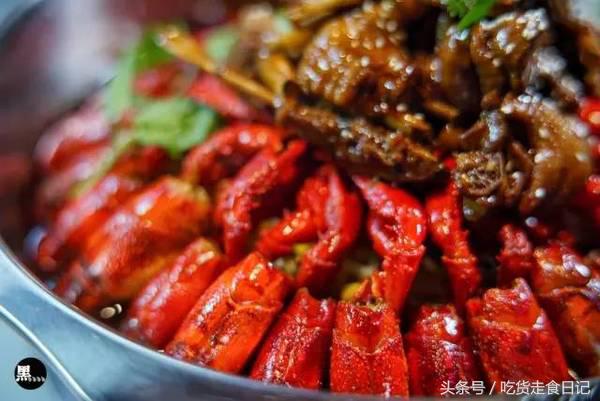 这家店的小龙虾百吃不厌,小龙虾选十三香还是油焖