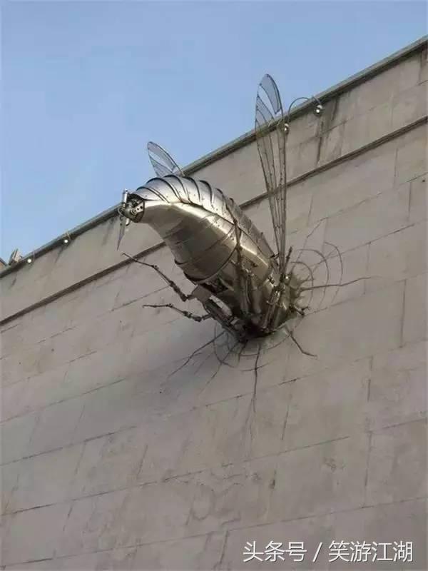 搞笑GIF动态图来袭：小萝莉倒牛奶，场面有点控制不住啊