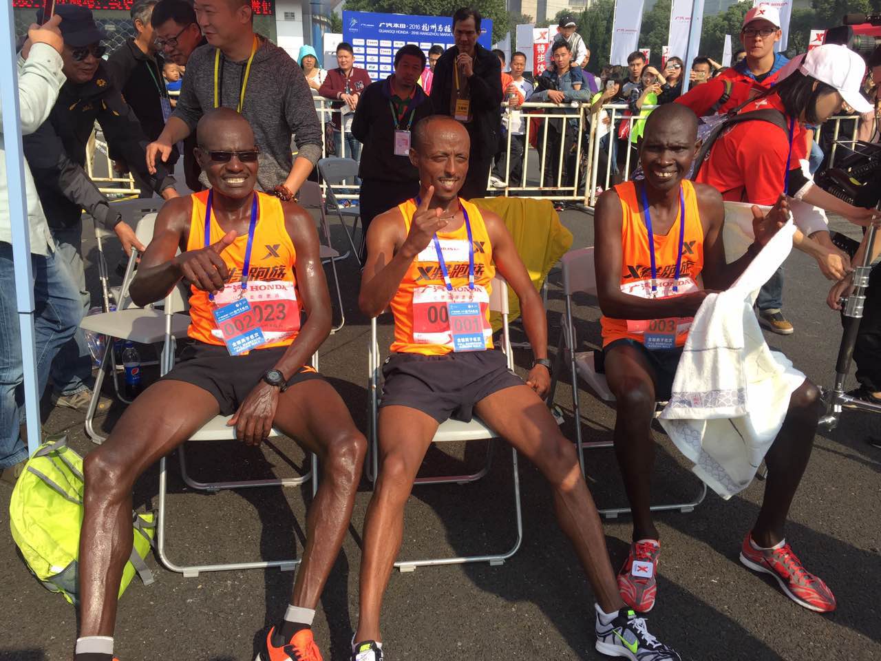 小微拼尽洪荒之力，全程记录杭马！杭州人30年前这样开跑