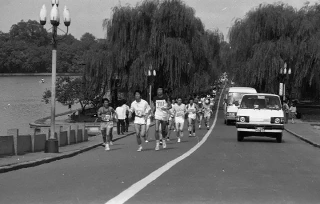 小微拼尽洪荒之力，全程记录杭马！杭州人30年前这样开跑