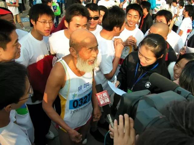 小微拼尽洪荒之力，全程记录杭马！杭州人30年前这样开跑