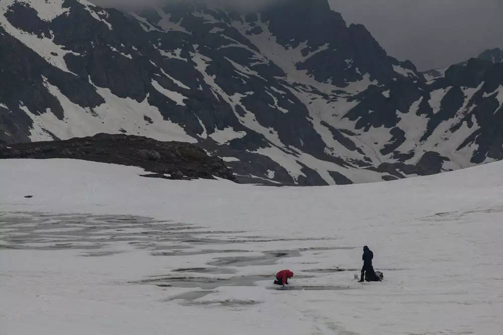 去爬高海拔雪山冲锋衣怎么选择,了解冲锋衣好不好