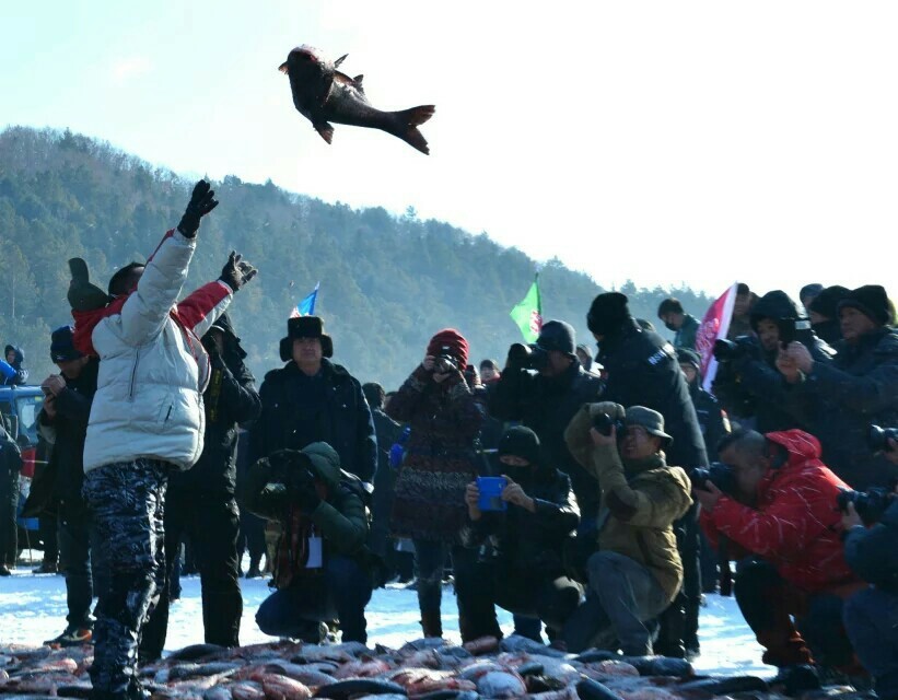 华夏丨踏雪捕鱼架铁锅,镜泊跃美