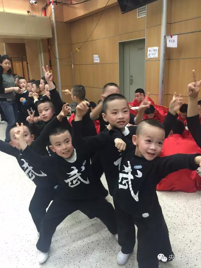 1983央视春晚精彩瞬间,历届春晚惊艳瞬间