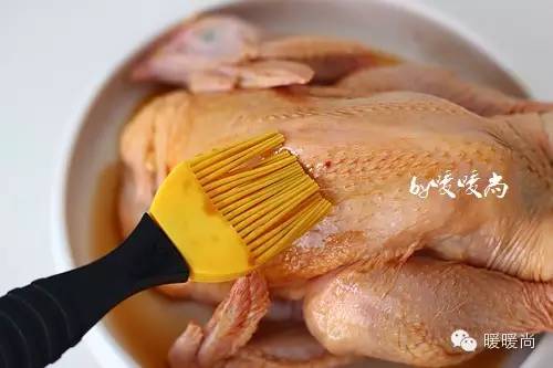 一只“满腹经纶”的荷香福包鸡