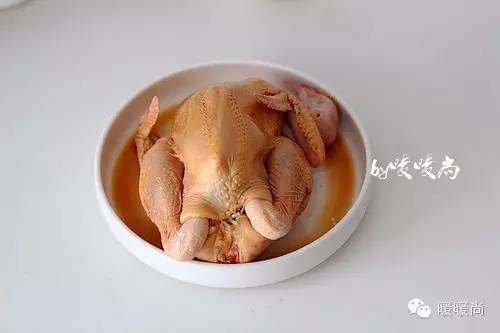 一只“满腹经纶”的荷香福包鸡