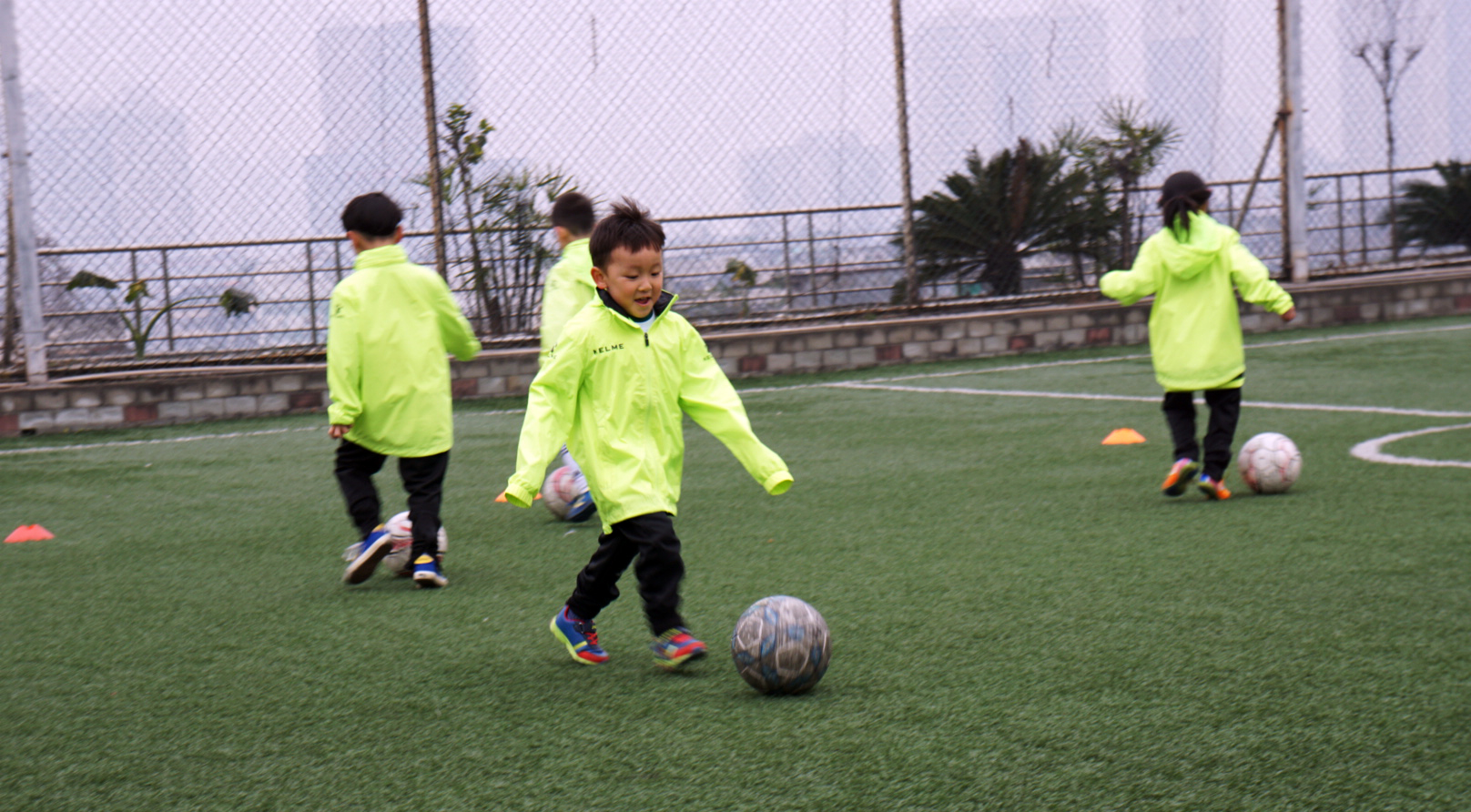 足球训练对小孩的成长有什么帮助,黎教练足球