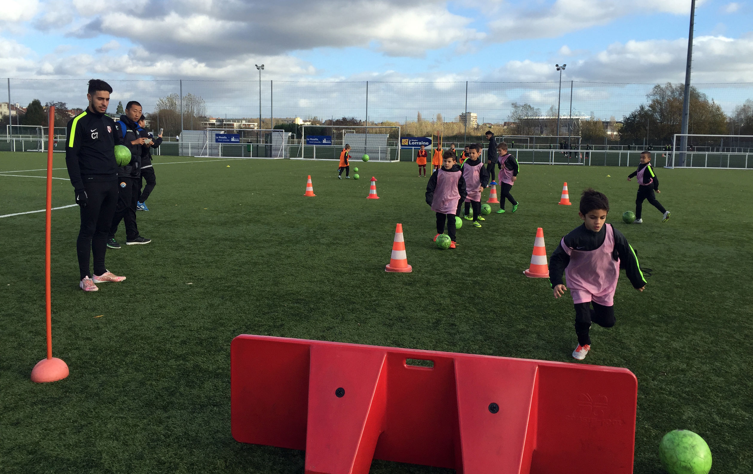 足球训练对小孩的成长有什么帮助,黎教练足球