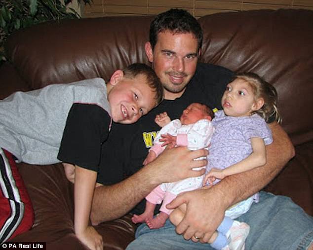 这位妈妈有两个患小头症的女儿,她家的画风是这样的