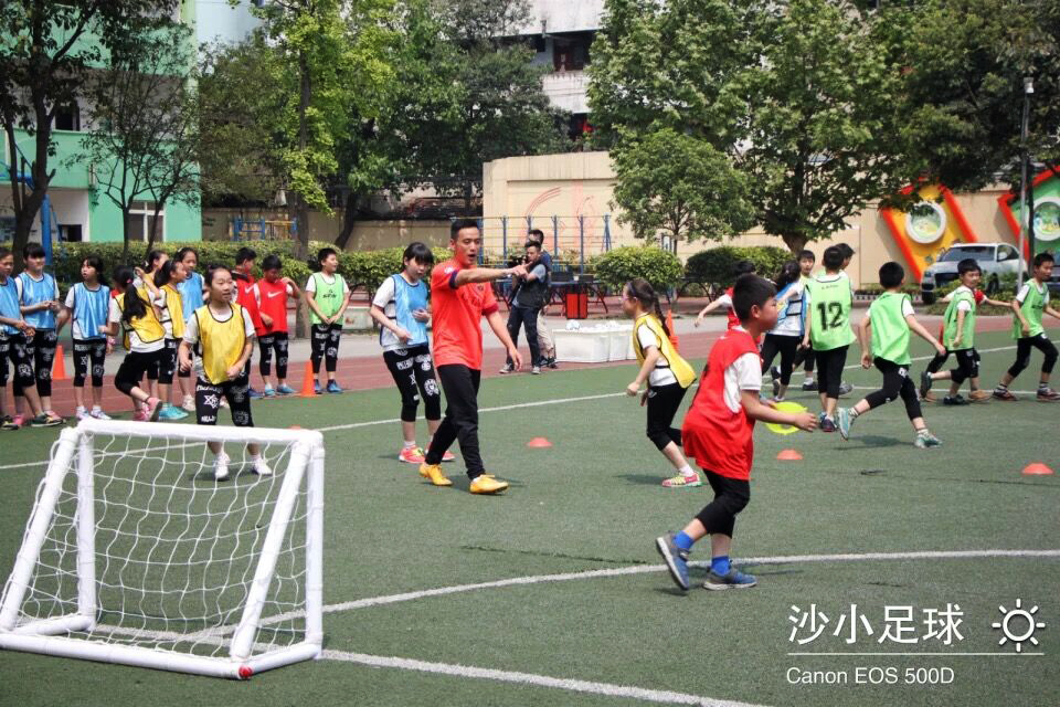 足球训练对小孩的成长有什么帮助,黎教练足球