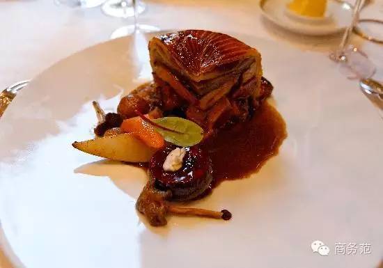 为什么有钱人都爱住别墅,为什么大佬都喜欢四季酒店