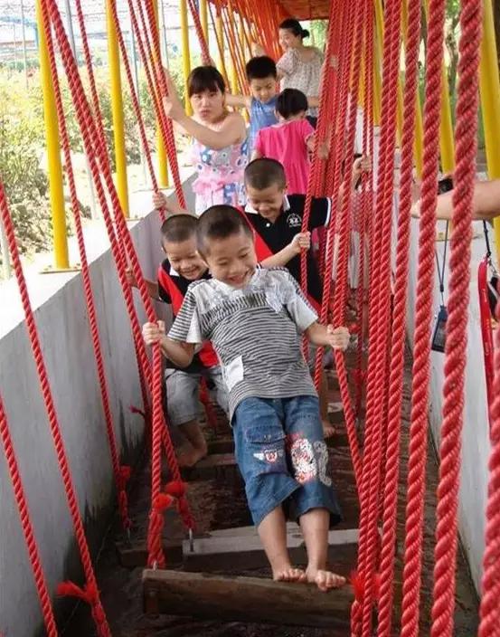 从东莞出发,不到两小时,就可以感受到靓爆灯的童话世界！