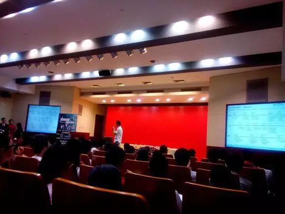 复旦大学：日月光华，旦复旦兮