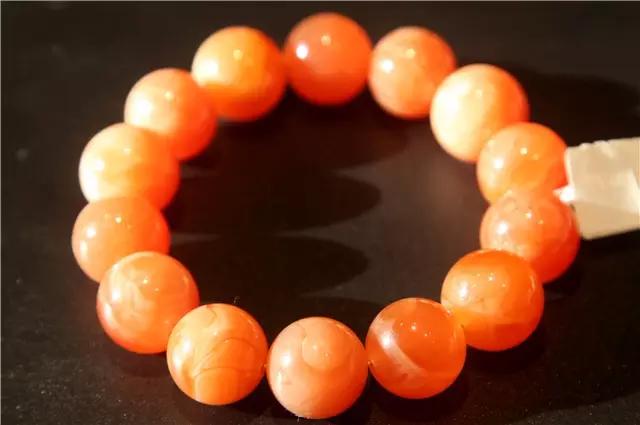 市场上的琥珀假货,血蜜蜡是不是假的