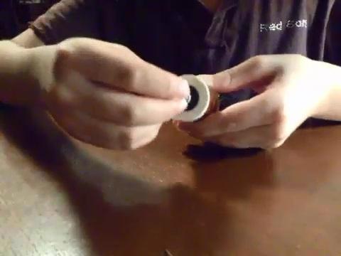 小学生自制电动发电机科学小实验,科学老师制作了一个风力发电机