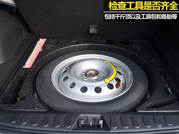 爆胎更换轮胎视频教程,爆胎怎么办教你怎么换轮胎