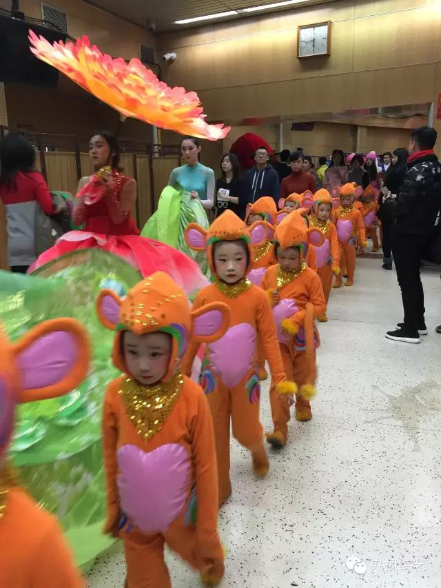 1983央视春晚精彩瞬间,历届春晚惊艳瞬间