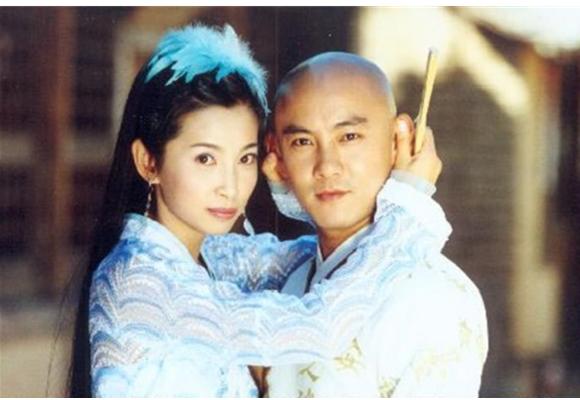 我们小时候都看过他的电视剧，听过他的粤语歌，学他的招牌笑容