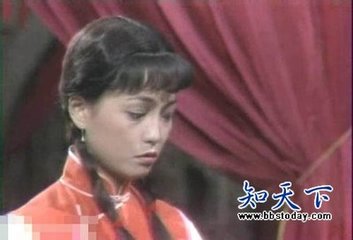 被周星驰捧红，与僵尸道长生死相恋的石榴姐，如今为何街边吃烤串