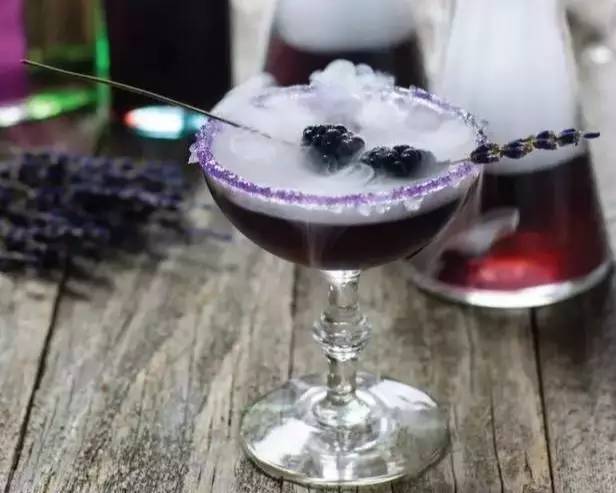 惊声尖叫万圣节|如何用一杯鸡尾酒迅速进入邪魅狂狷世界?