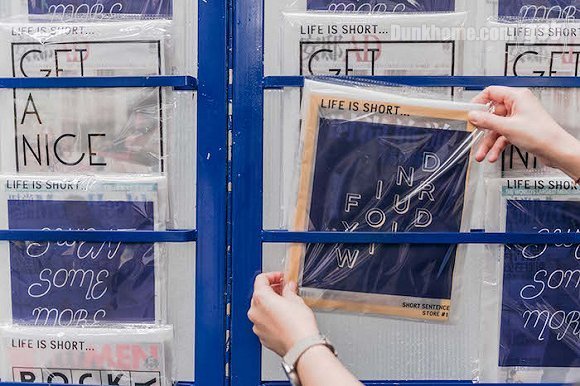 上海的这家书报亭变成了牛仔裤快闪店