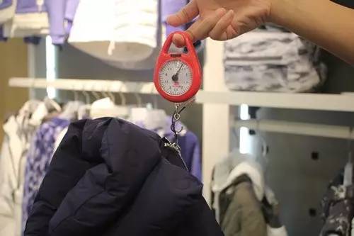 武汉最低温8度怕什么？我们给你测试了几十件轻羽绒服，还自带USB充电加热