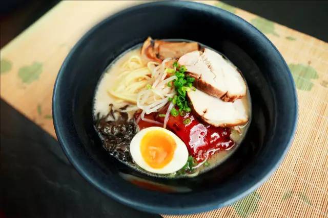 新白鹿、绿茶3折，炉鱼、乐伯部队锅半价，哈根达斯买一送一西湖边上的老牌商场，要用6天承包你的胃！