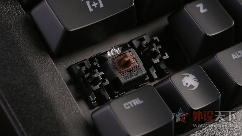 官方评测冰豹ROCCATSOVA游戏膝板图赏简评:腿上游戏