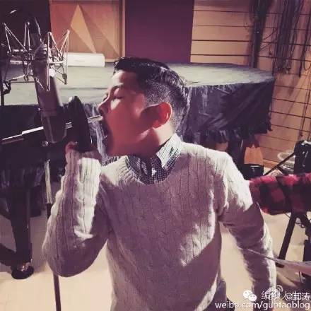 儿童毛衣怎么穿出时尚感,短款洋气小毛衣明星穿搭