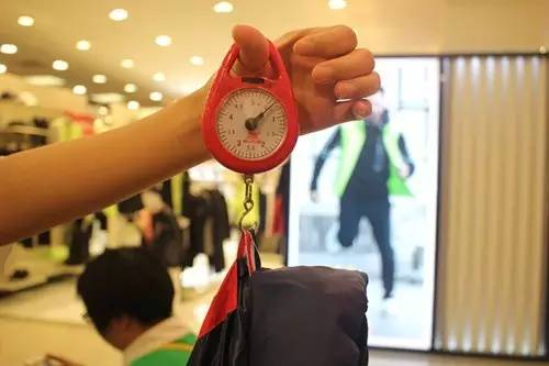 武汉最低温8度怕什么？我们给你测试了几十件轻羽绒服，还自带USB充电加热