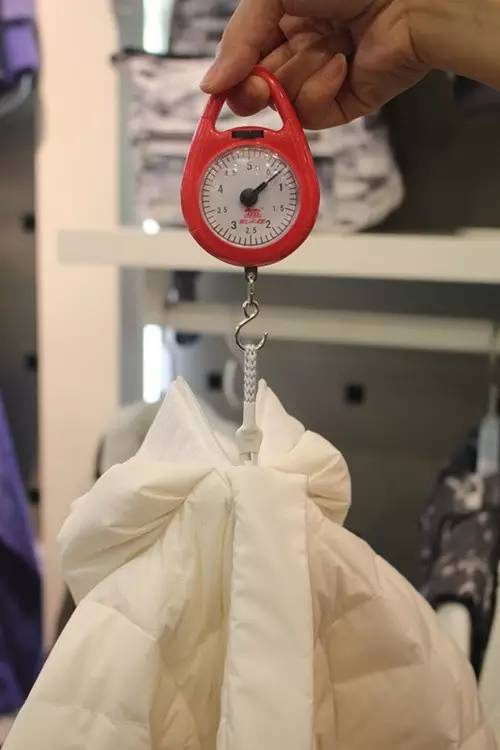 武汉最低温8度怕什么？我们给你测试了几十件轻羽绒服，还自带USB充电加热