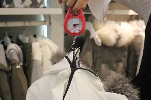 武汉最低温8度怕什么？我们给你测试了几十件轻羽绒服，还自带USB充电加热