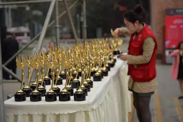 3000人挤爆东郊记忆，只为看他一眼