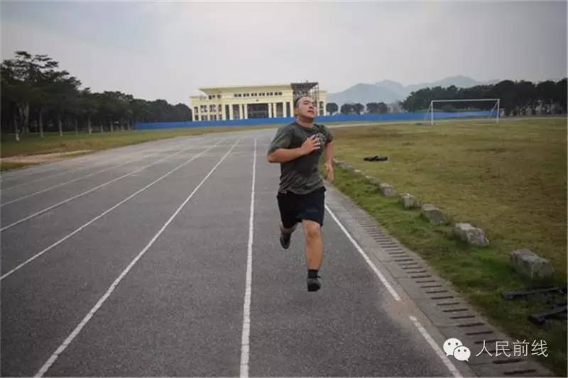 火热军营参军报国,00后新兵成长为军营男子汉