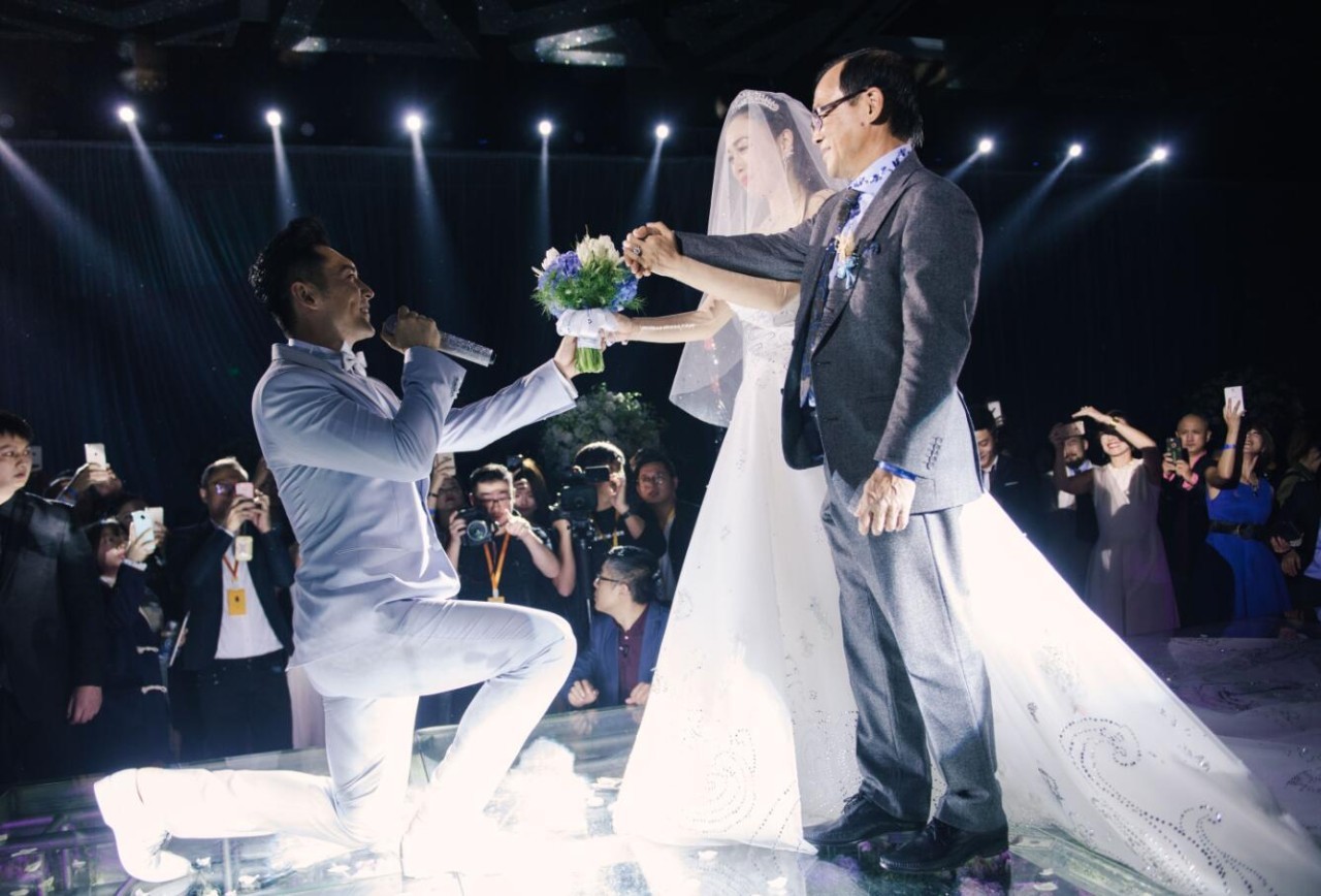 人鱼夫妇钟丽缇张伦硕机场,人鱼夫妇钟丽缇张伦硕歌曲