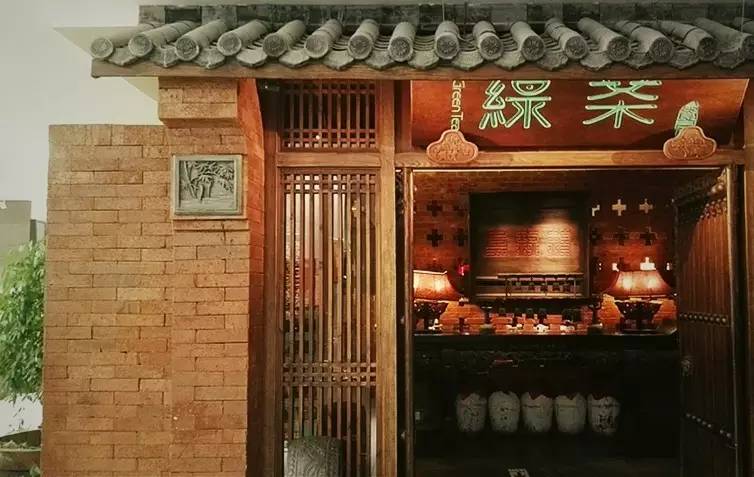 新白鹿、绿茶3折，炉鱼、乐伯部队锅半价，哈根达斯买一送一西湖边上的老牌商场，要用6天承包你的胃！