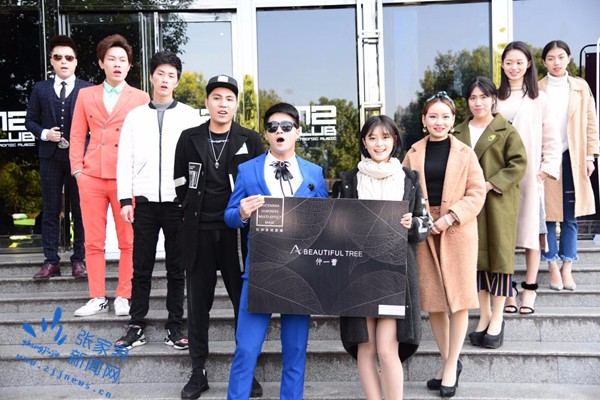 帅哥美女街头拥抱,帅哥美女表达爱意