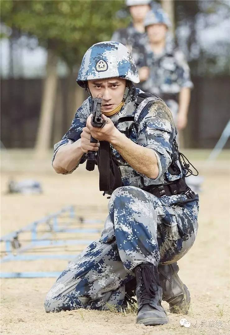 火热军营参军报国,00后新兵成长为军营男子汉