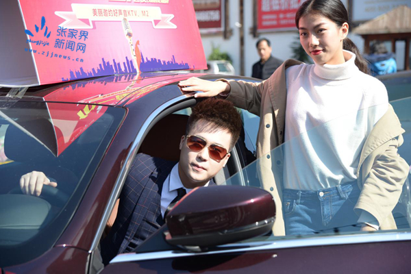 帅哥美女街头拥抱,帅哥美女表达爱意