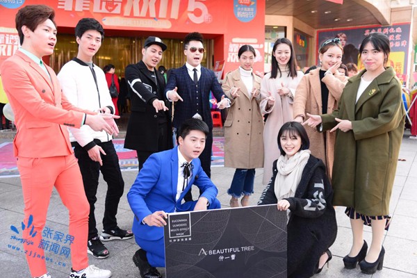 帅哥美女街头拥抱,帅哥美女表达爱意