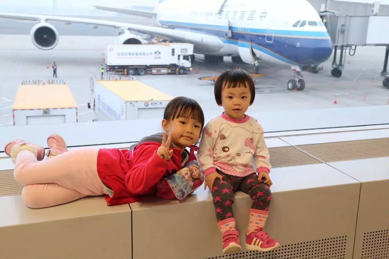 飞机延误三次后安全抵达,飞机延误三个半小时终于到家了