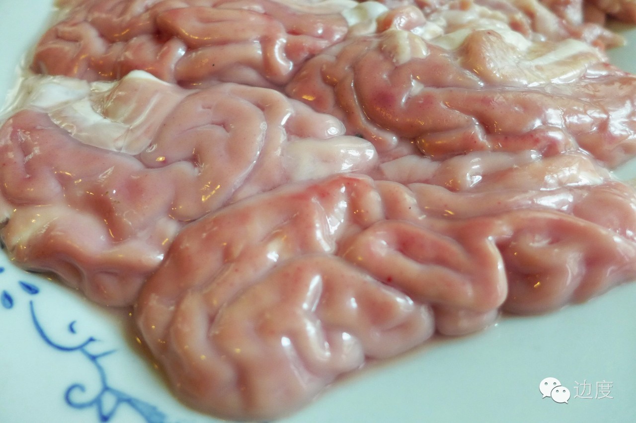 这个店家精通庖丁解猪的绝技，竟能把猪杂分成三十多个精品，让你吃到不同的美味与新鲜