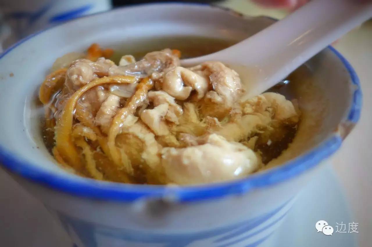 这个店家精通庖丁解猪的绝技，竟能把猪杂分成三十多个精品，让你吃到不同的美味与新鲜