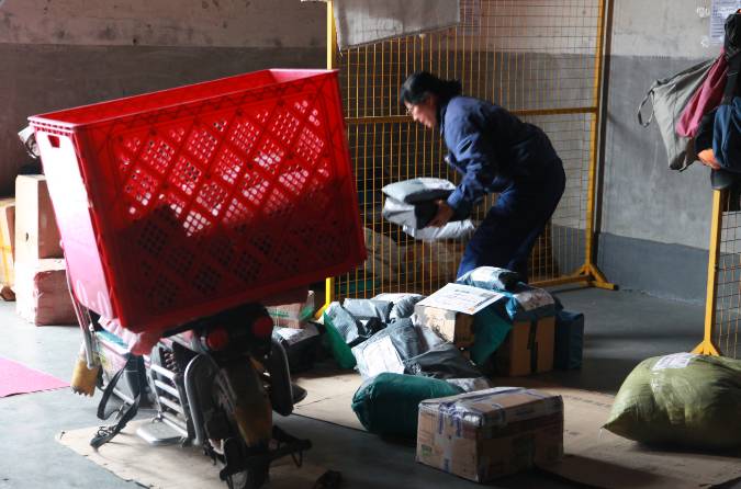 武汉快递员一单挣多少,快递员月薪8000不干了