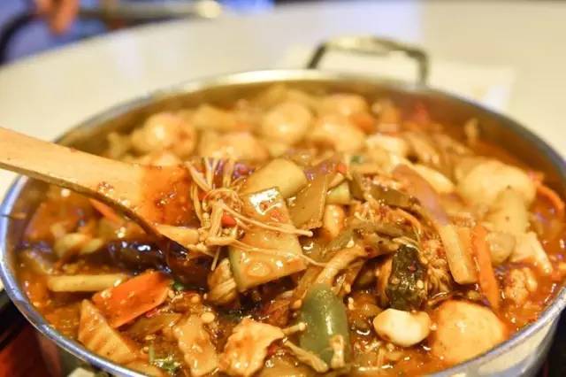 新白鹿、绿茶3折，炉鱼、乐伯部队锅半价，哈根达斯买一送一西湖边上的老牌商场，要用6天承包你的胃！