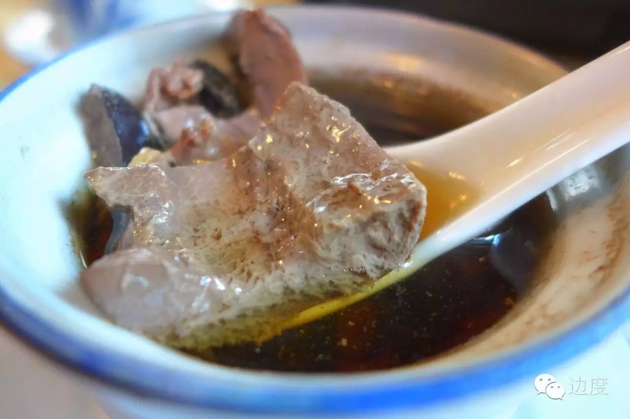 这个店家精通庖丁解猪的绝技，竟能把猪杂分成三十多个精品，让你吃到不同的美味与新鲜